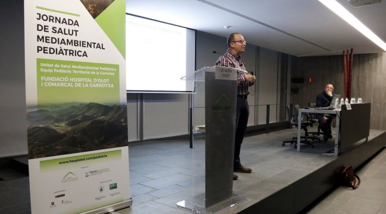 Un dels ponents de la jornada de salut mediambiental pediàtrica a l'hospital d'Olot. ACN