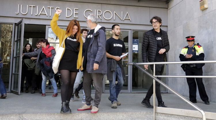Alguns dels activistes investigats pel tall del TAV a Girona sortint dels Jutjats de Girona, aquest matí. ACN