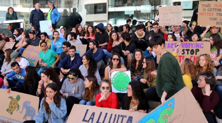 Alguns dels estudiants concentrats aquest matí davant la seu de la Generalitat. ACN