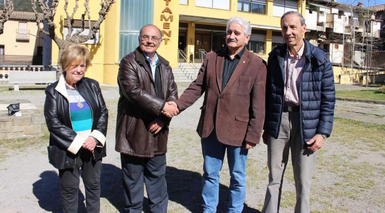 Foto de família després de l'acord per municipalitzar l'aigua a Sant Joan les Fonts