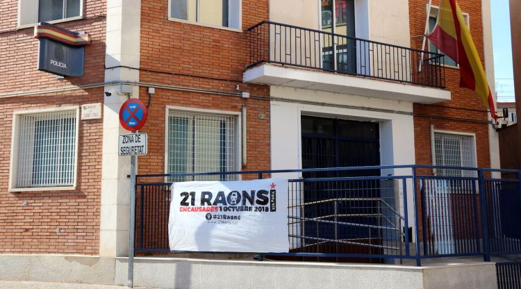 La pancarta a la seu de la policia espanyola a Girona aquest dissabte 16 de març de 2019. ACN