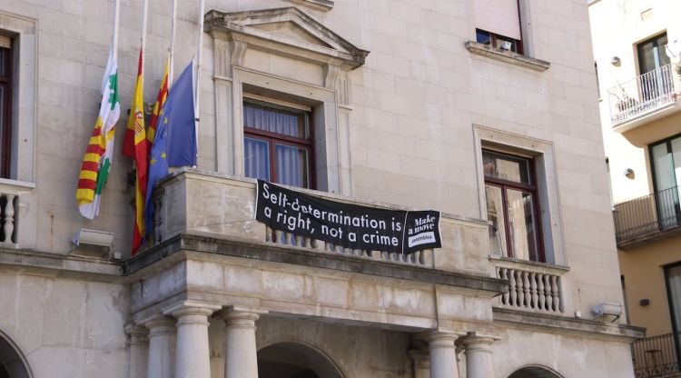 La pancarta que es pot veure al balcó de l'Ajuntament de Figueres. ACN