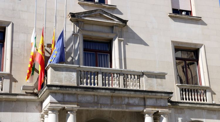 El balcó de l'Ajuntament de Figueres sense la pancarta. ACN