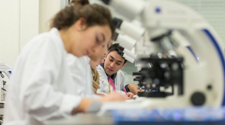 Estudiants de la UdG en un laboratori