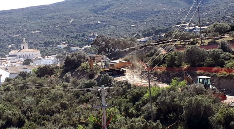 Les màquines treballant a Sa Guarda de Cadaqués