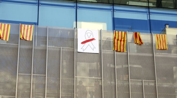 El llaç blanc amb una franja vermella que penja des d'aquest migdia a la façana de la Delegació de la Generalitat a Girona. ACN