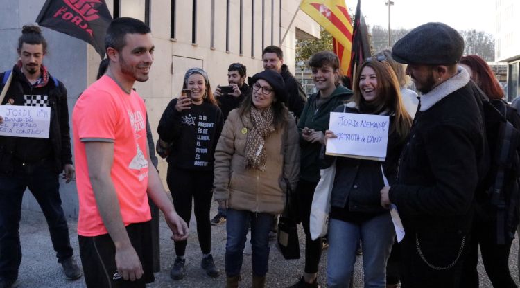 El secretari nacional de l'ANC (esquerra) després de sortir del jutjat de guàrdia de Girona. ACN