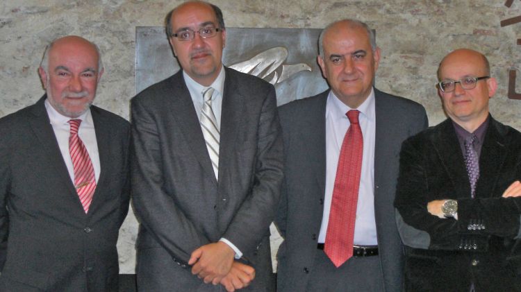 D'esquerra a dreta Pere, Ramon i Josep Brugada amb el vicerector Puigverd © ACN