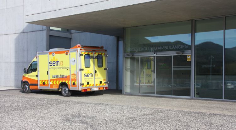 Una ambulància davant d'urgències a l'Hospital Comarcal d'Olot. ACN