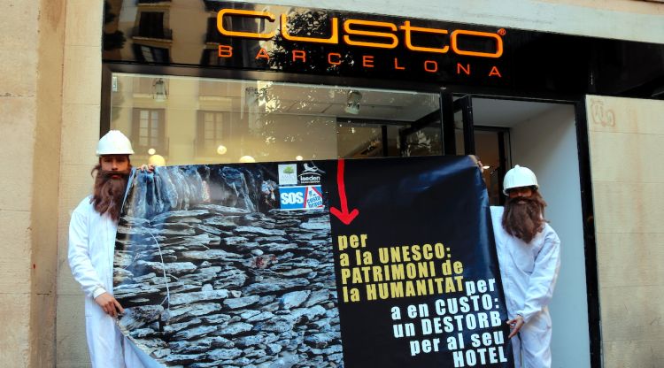 L'acció de SOS Costa Brava davant la botiga de Custo a la plaça del Pi de Barcelona. ACN