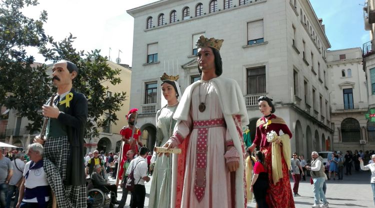 Els gegants ballant a la Plaça de l'Ajuntament de Figueres, ahir. ACN