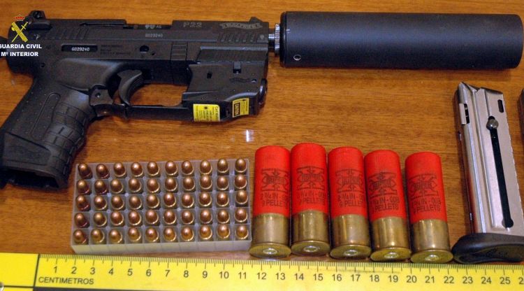 La pistola amb silenciador i la munició que la Guàrdia Civil va localitzar en un cotxe a la Jonquera