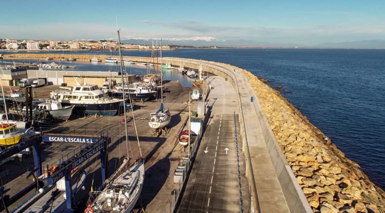 El port de l'Escala on s'ha reforçat el dic de recer