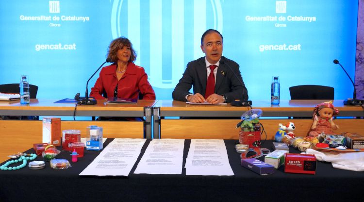 La directora de l'Agència Catalana del Consum, Elisabeth Abad, amb el director dels Serveis Territorials d'Empresa i Coneixement a Girona, Josep Polanco. ACN