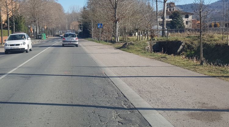 Un tram del vial Sant Jordi on es veu l'asfaltatge en mal estat