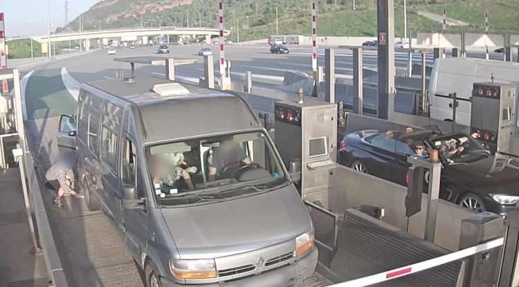 Un dels lladres en el moment que procedia a punxar la roda d'una de les víctimes