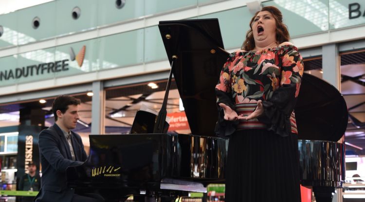 La soprano Anna Pirozzi ofereix un recital operístic a la Terminal 1 de l'aeroport del Prat com a inici del projecte impulsat pel Liceu i Aena. ACN