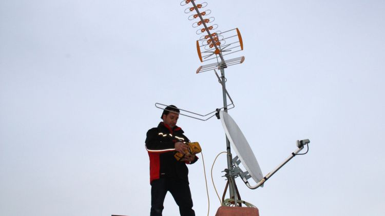 Un instal·lador d'antena treballant