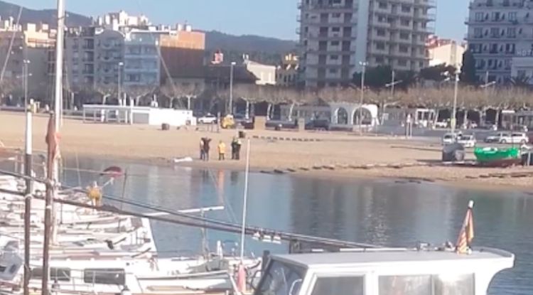 El cos de la dona cobert damunt la platja Gran de Palamós. Pere Cubó