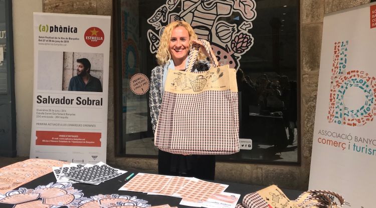 La regidora Joana Vilà, presentant la campanya ‘De cap al cabàs’