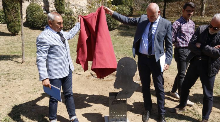 EL Degà de la Facultat de Medicina, Joan San, i el rector de la Universitat de Girona, Quim Salvi, destapant l'escultura d'Hipòcrates al jardí del rectorat. ACN