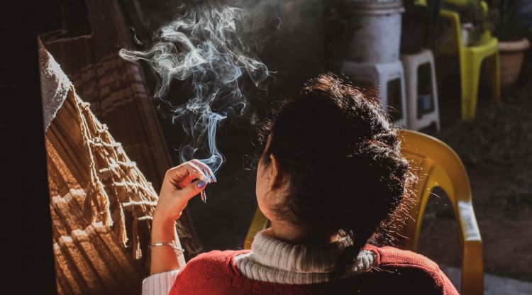 Una jove consumint una cigarreta amb marihuana. Ramille Soares