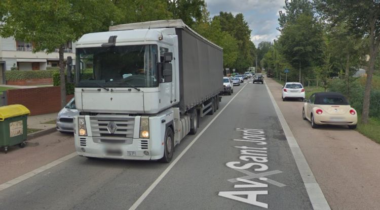 Un camió de gran tonatge circulant pel Vial Sant Jordi d'Olot el setembre de l'any passat