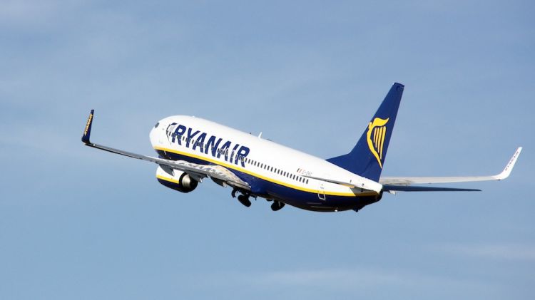 Un avió de Ryanair enlairant-se de l'Aeroport de Girona