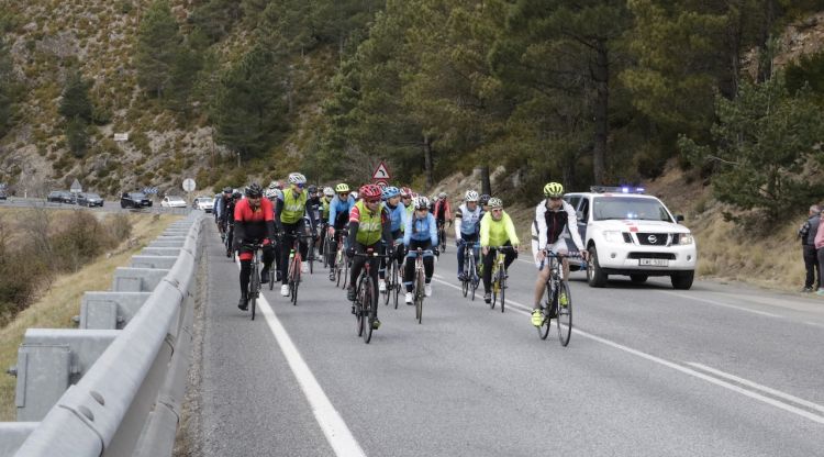 L'arribada dels ciclistes andorrans i de La Seu d'Urgell al punt quilomètric on s'ha fet l'acte homenatge al ciclista atropellat. ACN