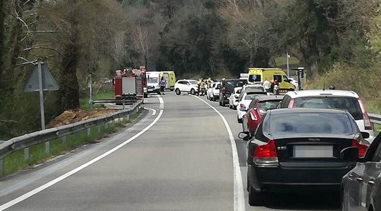 Els vehicles aturats a pocs metres del lloc de l'accident. Dani Ruiz