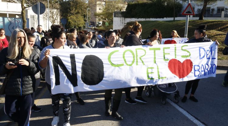 Veïns de la Font de la Pólvora reclamant solucions l'abril de l'any passat. ACN