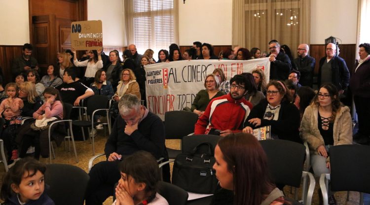 Els concentrats han pujat fins a la sala de plens de l'Ajuntament de Figueres. ACN