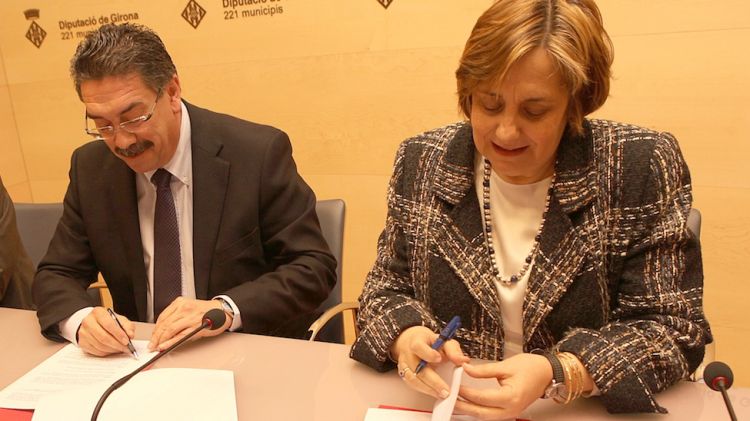 Un moment de la signatura del conveni, aquest dimecres a la Diputació de Girona © ACN