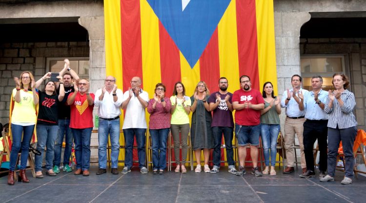 Els regidors del consistori durant l’acte unitari a favor del Referèndum, que es va fer a la plaça de la Vila el 24 de setembre de 2017