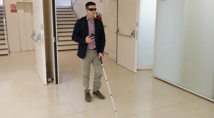 L'estudiant de Ciències Poítiques, Isaac Pedrós, caminant per la Facultat de Dret de la Universitat de Girona. ACN