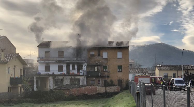 L'edifici en flames, aquest matí. Tino Pérez i Martra