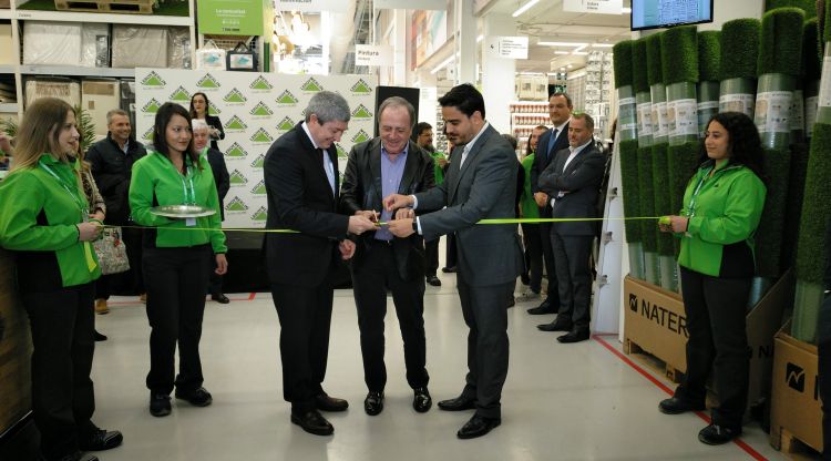 Moment de la inauguració de la botiga, aquest matí