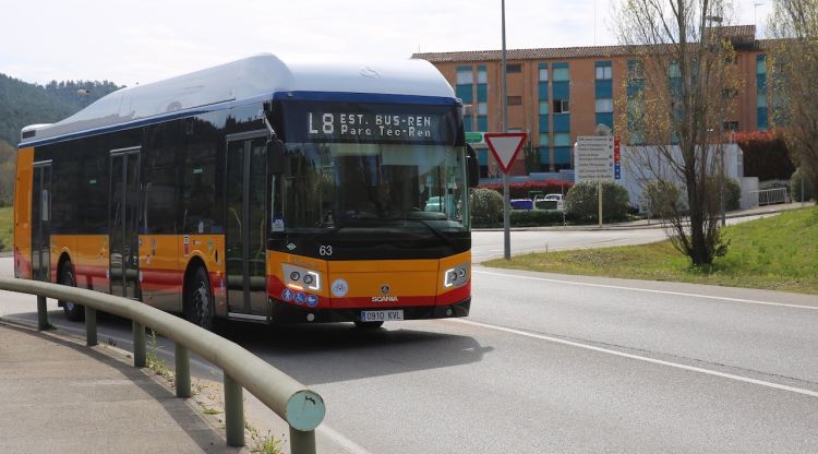 Un autobús que funciona amb gas, passant davant el parc Tecnològic (arxiu)