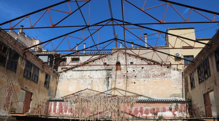 Les bigues del sostre de la sala de projecció de l'antic Cinema Modern de Girona. ACN