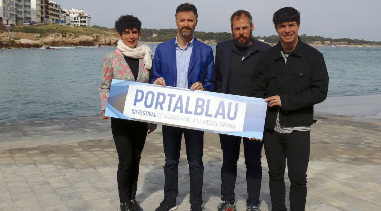 Les autoritats que han presentat el Portalblau de l'Escala (Alt Empordà) amb Alfred García i Clara Antúnez als extrems. ACN