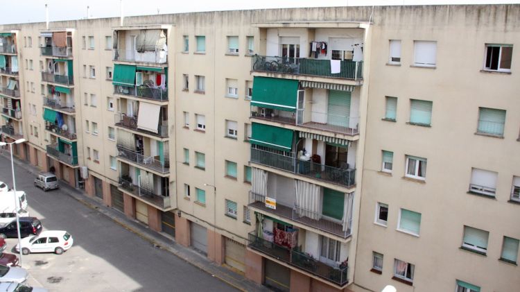 Un bloc d'habitatges de Salt (arxiu)