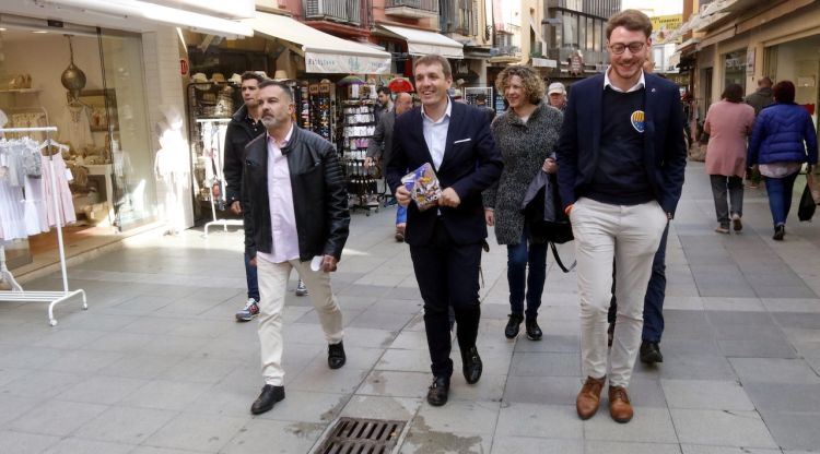 El cap de llista de Cs per Girona, Héctor Amelló, i el candidat al Senat, Bernat Doria, durant la passejada electoral a Palamós. ACN