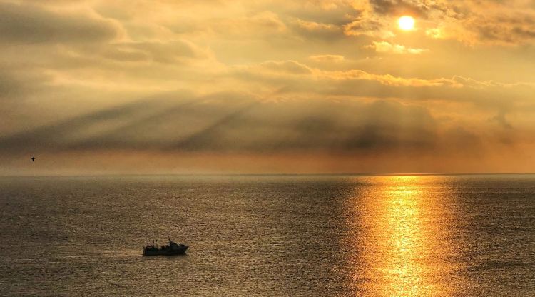 Un pescador treballant davant la costa de Platja d'Aro. M. Estarriola