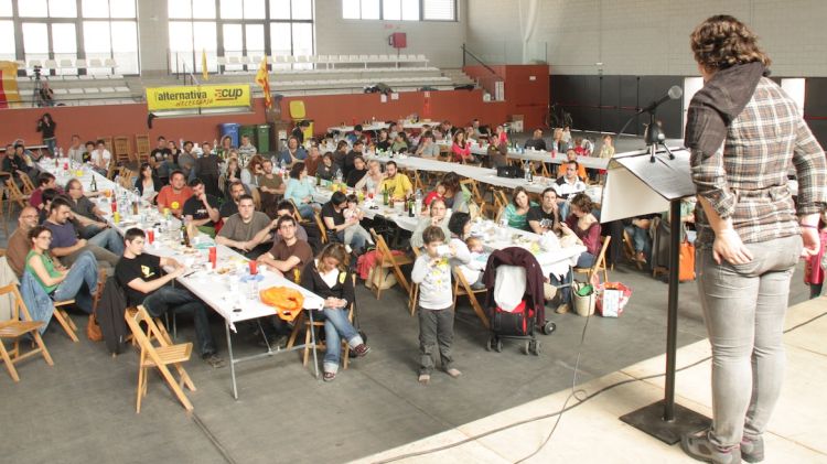 Unes 200 persones es van aplegar al pavelló de la Farga de Banyoles © AG