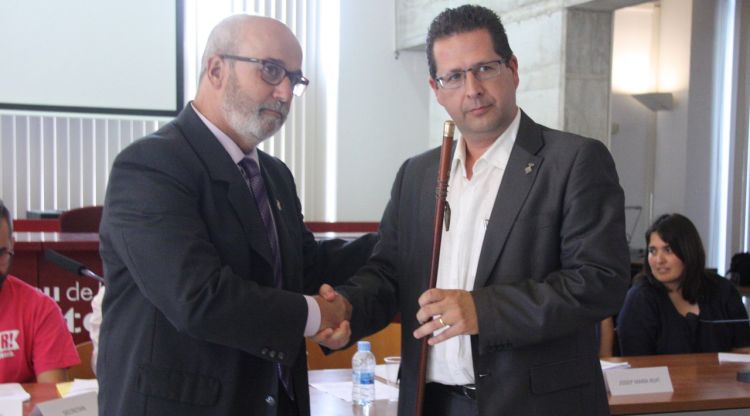Jordi Cordon (dreta) cedint la bara d'alcalde el 20 de juliol de 2016. ACN