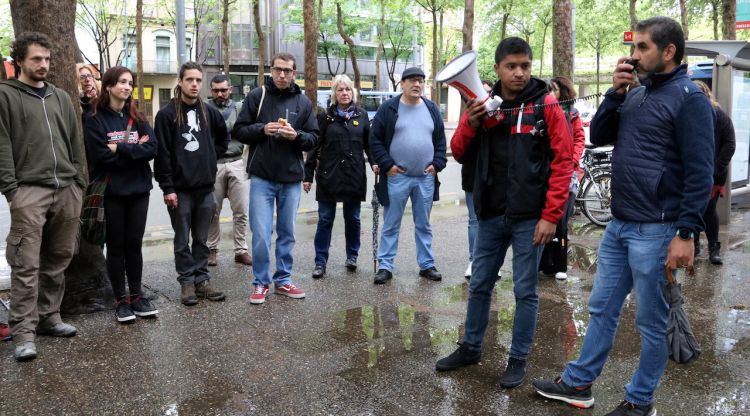 L'activista acusat a la concentració de suport convocada a les portes del jutjat de Girona. ACN