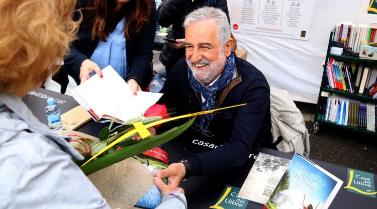 Rafel Nadal saluda una lectora del seu llibre 'El fill de l'italià' durant la diada de Sant Jordi. ACN
