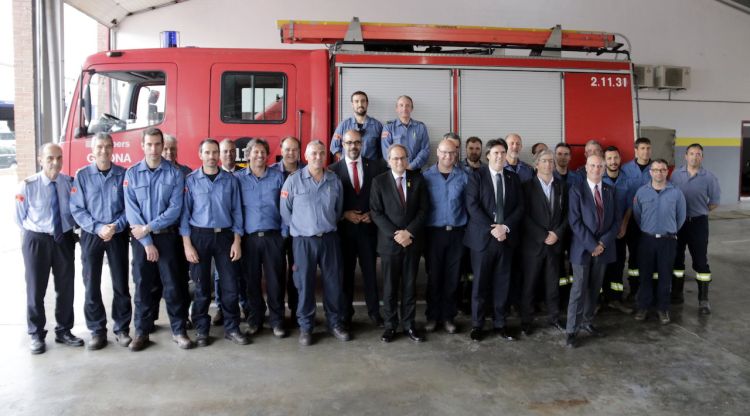 Foto de família del president de la Generalitat i el conseller d'Interior al parc de Bombers de Girona. ACN