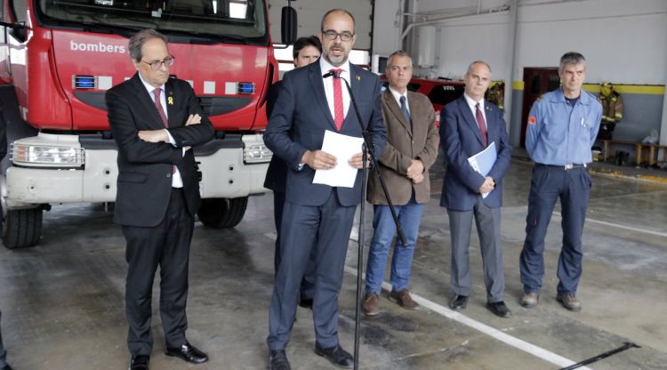 El conseller d'Interior i el president de la Generalitat al parc de Bombers de Girona, avui. ACN