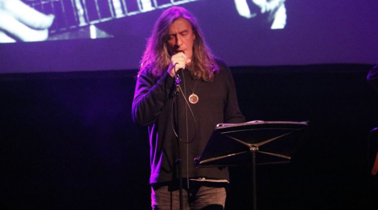 Gerard Quintana cantant en el concert 'Intocables' dins del Festival Strenes al Centre Cultural de la Mercè. ACN